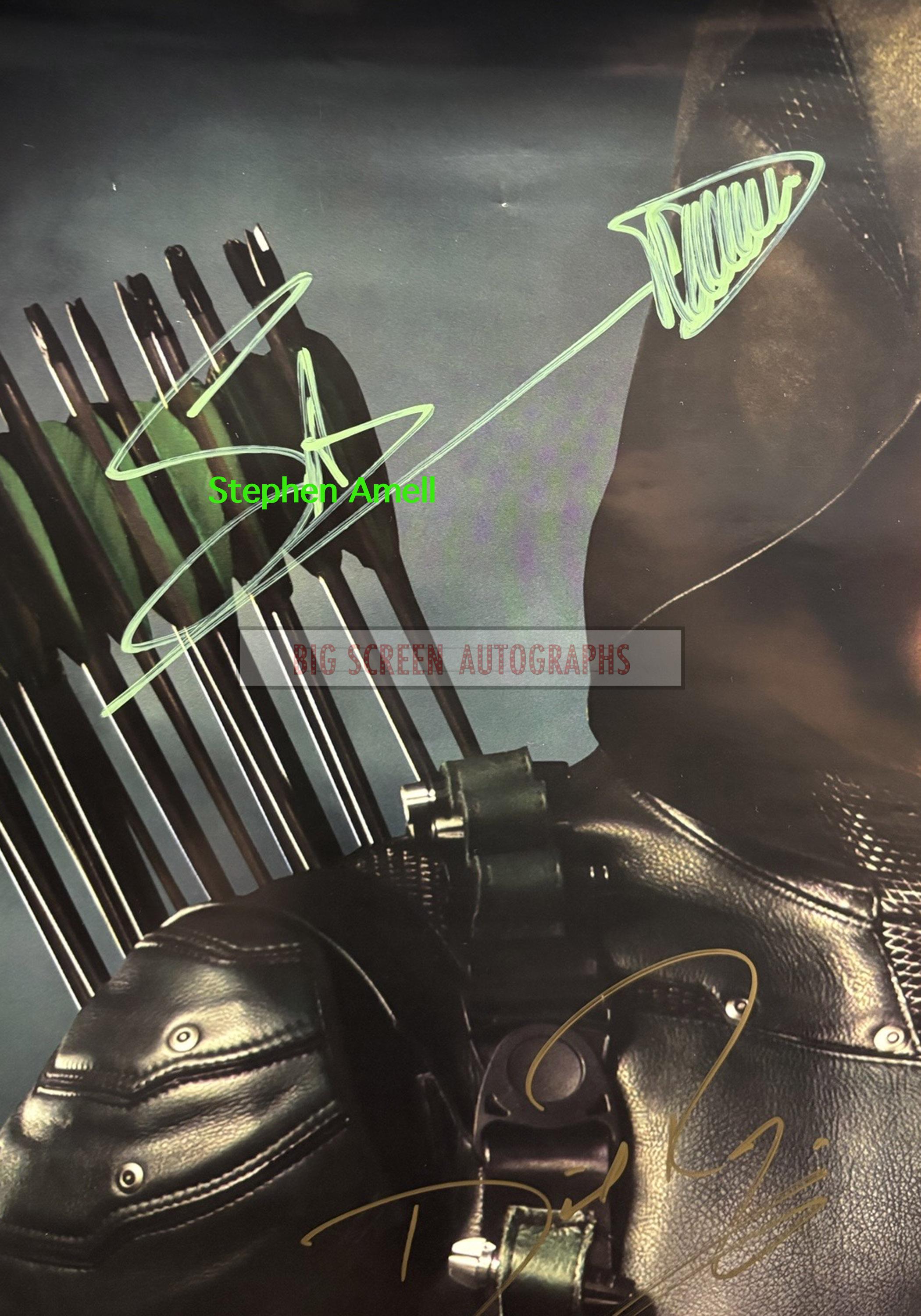 Arrow cast signed by 15 poster - Image 7